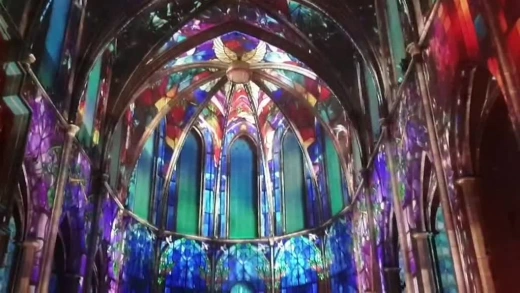 Espectáculo inmersivo de luz y música inunda una basílica de Barcelona
